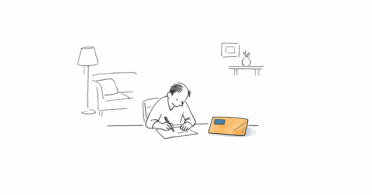 Homme signant une lettre de résiliation de bail avec enveloppe recommandée