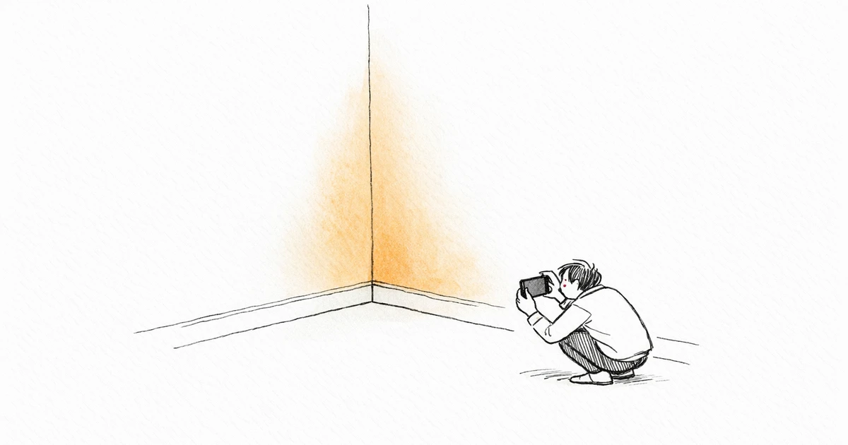 Locataire photographiant l'état d'un mur lors de l'état des lieux