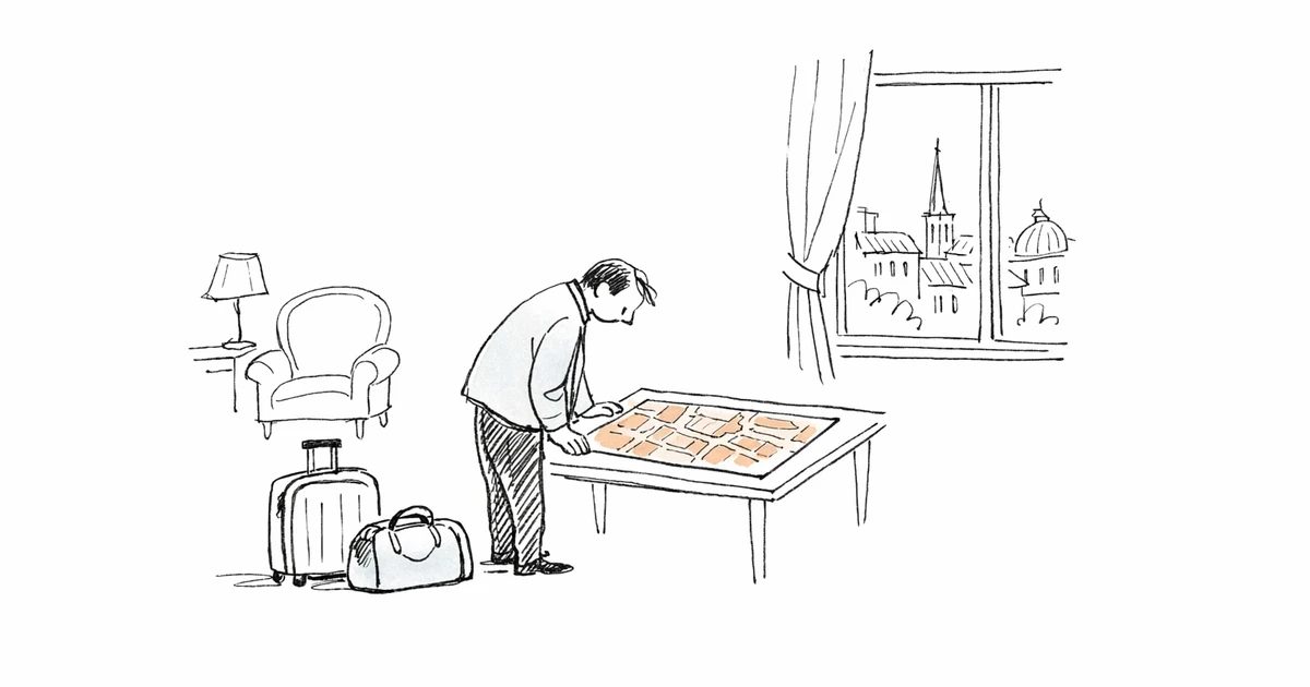 Valises et cartons de déménagement devant une carte du monde