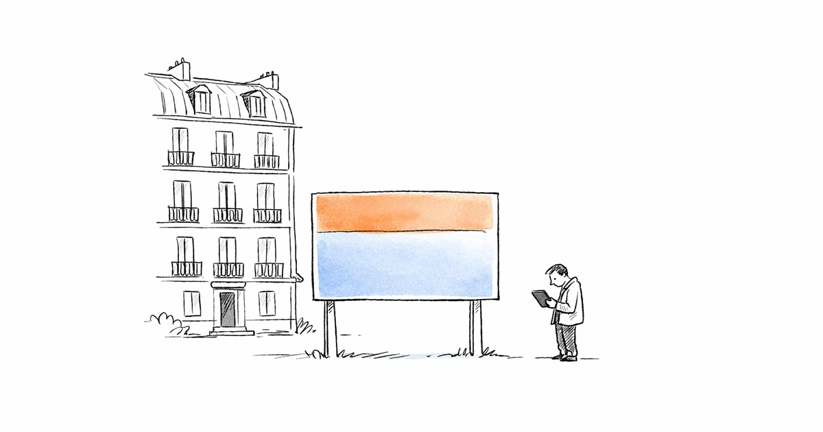 Propriétaire examinant un formulaire de permis de louer sur son bureau avec un dossier de diagnostics techniques